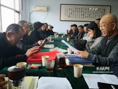 与会代表就《葛藤花》的思想内容、写作技巧、篇章布局、写作风格等方面进行了交流讨论